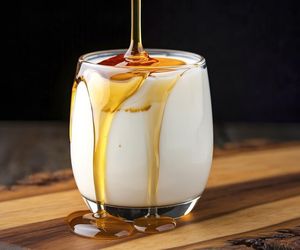 Jak zrobić domowy jogurt grecki? Prosty przepis na gęsty i pyszny nabiał