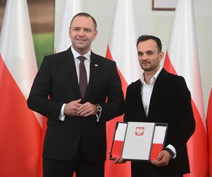 Prezydent RP Karol Nawrocki oraz indywidualny i drużynowy mistrz świata na żużlu Bartosz Zmarzlik