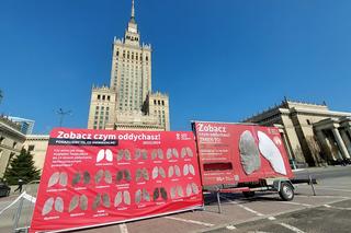 Pod Pałacem Kultury stanęły dwumetrowe płuca. Obwarzanek będzie problemem Warszawy