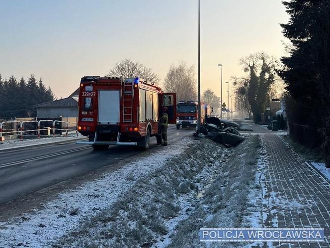 Jechał z kilkuletnim synem, podczas wyprzedzania zahaczył o latarnię
