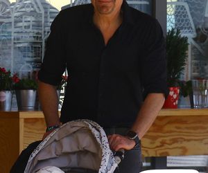 Krzysztof Ibisz je żonie z ręki