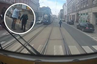 Kierowcy byli obojętni, zareagował tylko motorniczy MPK Wrocław. Zatrzymał tramwaj, ściągnął staruszkę z torów i...