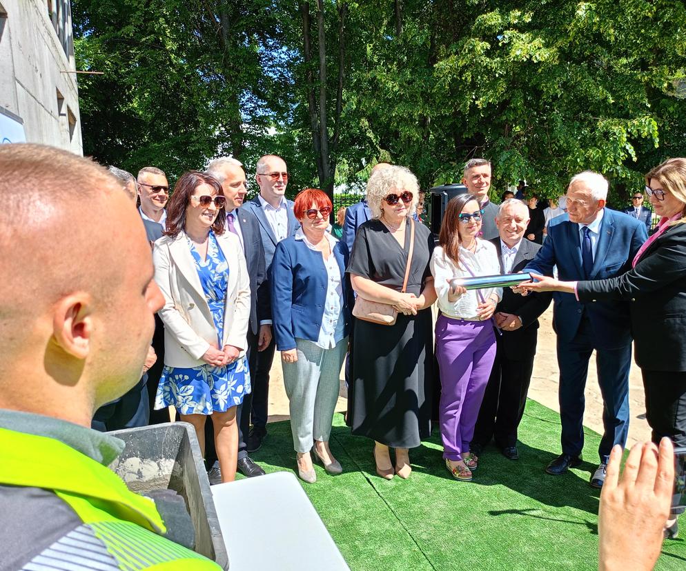 W ścianie budynku powstającego Branżowego Centrum Umiejętności w branży elektroenergetyki zamurowana została także kapsuła czasu