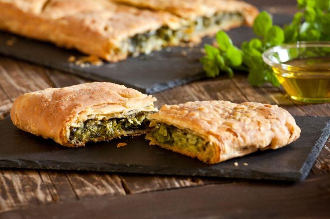 ciasto francuskie z szynką, cukinią i mozzarellą