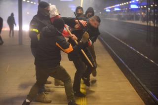 Burdy i zamieszki przy stacji Warszawa Stadion