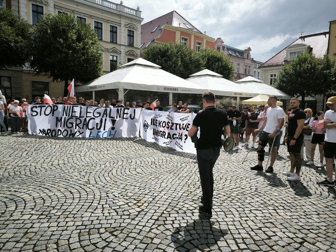 Manifestacja pod hasłem "Sto nielegalnej imigracji" w Lesznie