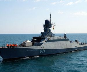 Rosyjska korweta w Kanale La Manche. Kreml zbrojnie chroni tankowce