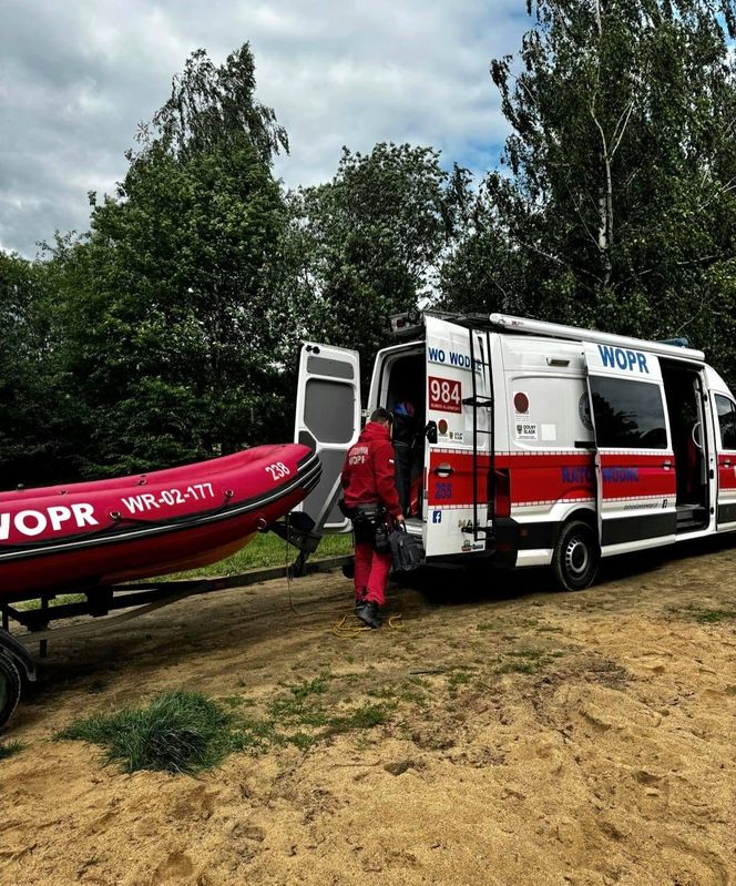 Dramatyczna akcja poszukiwawcza we Wrocławiu. Kobieta zaginęła przy stawach 