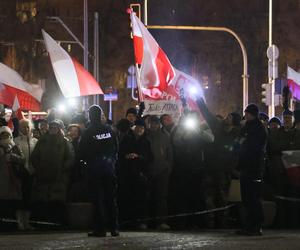 Pod siedzibą TVP zbierają się protestujący z flagami. Politycy PiS wzywają na Woronicza