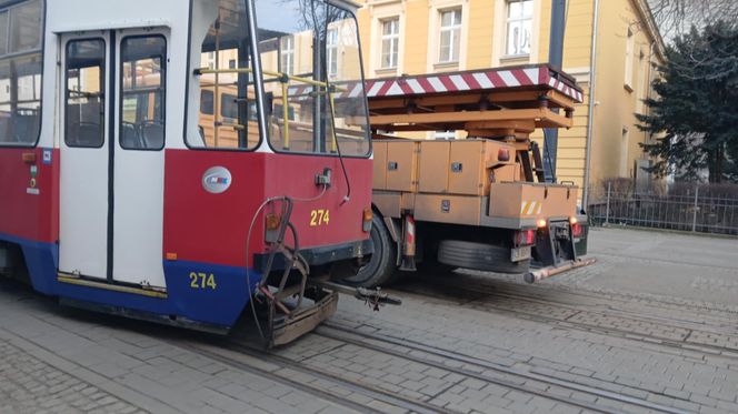 To mogło skończyć się tragedią w centrum Bydgoszczy. Wykoleił się tramwaj, którym podróżowało 50 pasażerów