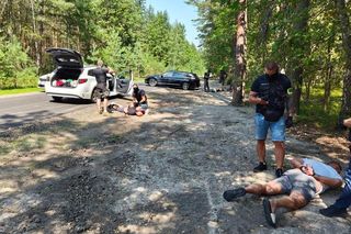 Pod osłoną nocy kradli gotówkę i biżuterię. Wpadli na leśnej drodze! 