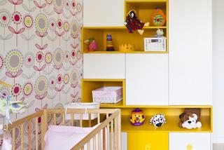 Kolorowa tapeta w pokoju niemowlaka
