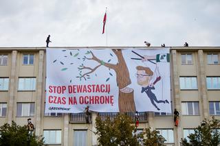 Warszawa: Gigantyczny baner Greenpeace. Kpią z ministra który pokonał koronawirusa