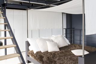 Nowoczesna sypialnia z wysokim łóżkiem