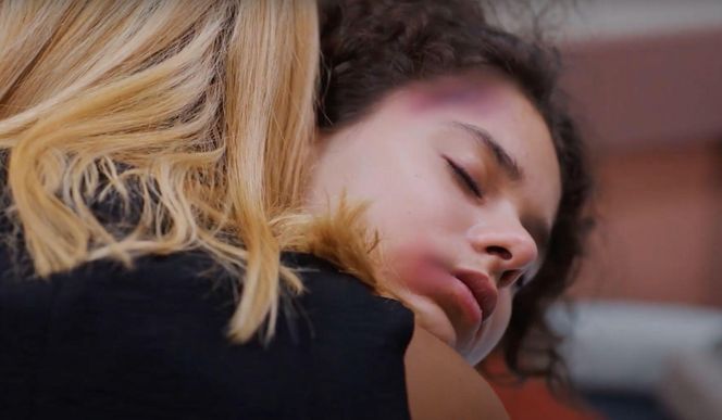 W szpitalu lekarze podejmą desperacką walkę o życie dziewczyny, lecz niestety nie zdołają jej uratować.