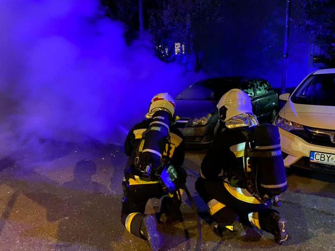 Luksusowe auto stanęło w płomieniach! Nocny pożar w Solcu Kujawskim [ZDJĘCIA]