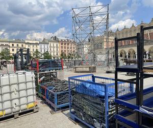 Kontrowersyjna budowa na Rynku Głównym w Krakowie. Mieszkańcy podzieleni