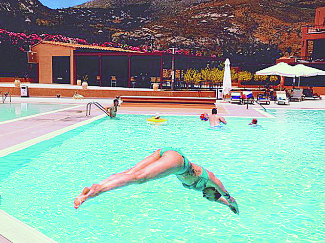 Zabrała rodziców do Grecji