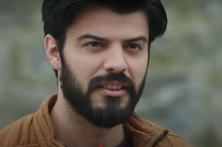 Emanet. Volkan majstruje przy aucie Alego 