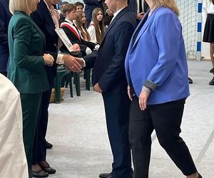 Pierwsza Dama uczciła z uczniami 100 lat od nadania imienia Stefana Batorego Szkole Podstawowej w Liwie