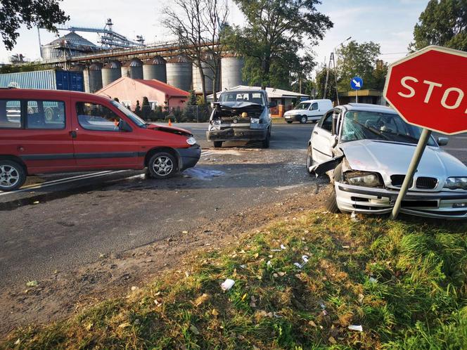 Poważny wypadek w Osięcinach. Chwila nieuwagi kierowcy BMW i 3 osoby w szpitalu