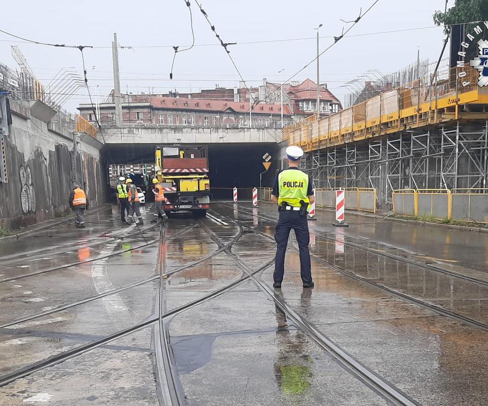 Kierowca pojazdu ciężarowego zerwał sieć trakcję tramwajową pod wiaduktem w Bytomiu