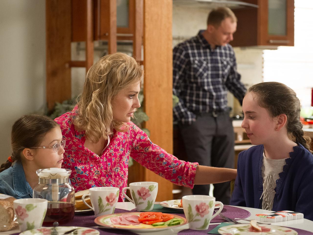 Na Wspólnej odc. 2258. Tosia (Julia Lewenfisz-Górka), Ula (Ania Niedźwiecka), Zuza (Małgorzata Socha), Kamil (Kazimierz Mazur)