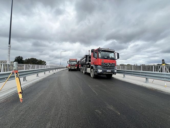 Kolumna wielkich tirów w Rembertowie. Tak testowali nowy wiadukt
