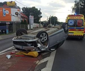 Auto dachowało w Bielanach Wrocławskich. Jedna osoba w szpitalu