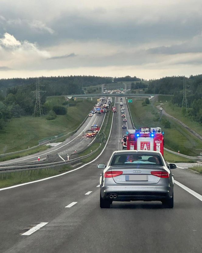 Tragiczny wypadek na S7 w Łącznej. Nie żyje kobieta, dwie osoby ranne