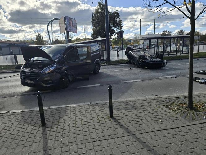 Samochód dachował, a potem uderzył w przystanek! Koszmarny wypadek w Bydgoszczy