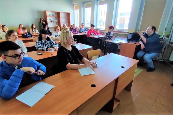 Zostają po lekcjach i uczą Ukraińców języka polskiego. Nauczyciele z Herberta w Bełchatowie ruszyli z darmowymi kursami dla uchodźców [AUDIO]