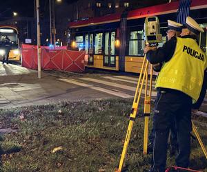 Wszedł na torowisko na czerwonym świecie. Przejechał go tramwaj. Zginął na miejscu