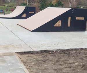 Skate Park Starachowice. Większość urządzeń już zamontowano