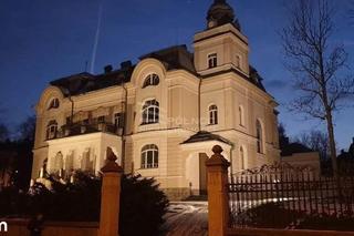 Przepiękna willa Schneidera z Bielska-Białej wystawiona na sprzedaż. Wnętrza oszałamiają. Cena również