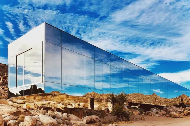 Niewidzialny dom na pustyni wystawiony na sprzedaż! Powstał jako inspiracja z Kubricka