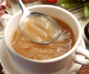 Ta zupa to hit na odporność. Działa jak syrop z cebuli