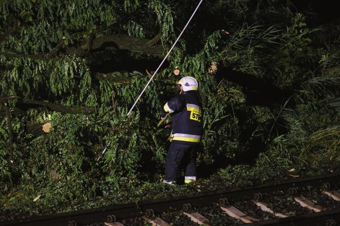   Groźne nawałnice przetoczyły się przez Polskę. Zerwane dachy, zalane drogi, połamane drzewa