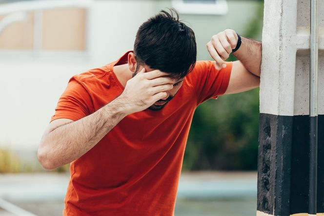 Ból głowy, zawroty, problemy z pamięcią? Tak mózg może ostrzegać przed rakiem jądra