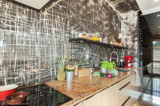 Kuchnia z artystyczną ścianą - zobacz inspirujący projekt
