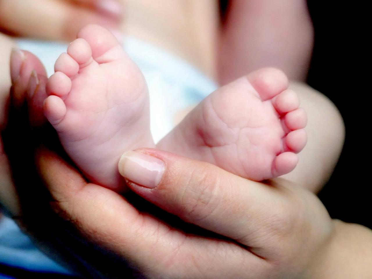 2 - latka siedziała na parapecie okna mieszkania na trzecim piętrze! Matka w tym czasie spała 