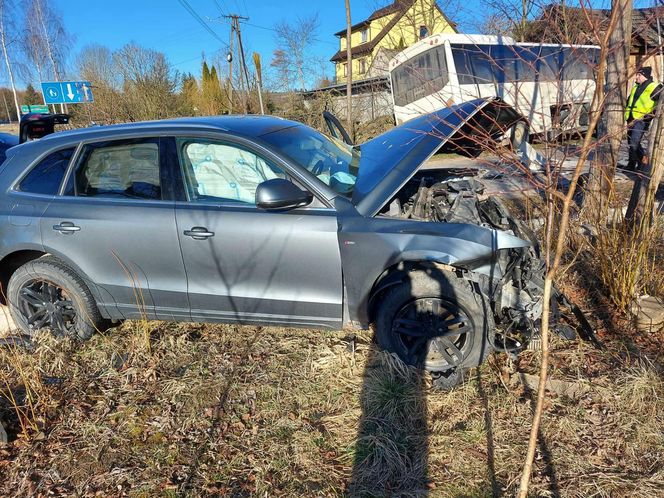 Zderzenie autobusu z autem osobowym w Rzepinku