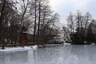 Kościół pw. św. Jana Nepomucena w Zwierzyńcu. Tak „kościół na wodzie” prezentuje się zimą