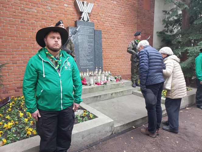 Zapalono znicze dla rozstrzelanych mieszkańców Leszna. W rocznicę tragicznych wydarzeń [ZDJĘCIA]