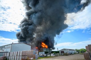 Potężny pożar w Tarnowie. Płonie hurtownia zniczy, na miejscu ponad 25 zastępów straży!