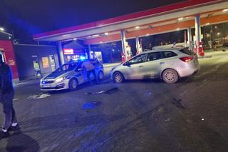  Nawet nie zahamował! Wypożyczonym mercedesem huknął w instrybutor na stacji paliw. Cudem uniknęli śmierci