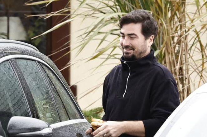 Jan Kliment z żoną i synem wyjeżdżają ze ślubu Kasi Cichopek i Macieja Kurzajewskiego