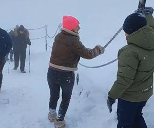 Matka z dzieckiem ześlizgiwała się ze Śnieżki [NAGRANIE]