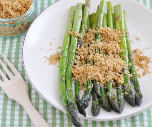 Szparagi z bułką tartą - najprostszy przepis na danie obiadowe ze szparagów