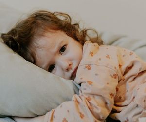 Problemy ze snem dziecka jesienią? To może przywrócić spokojne noce